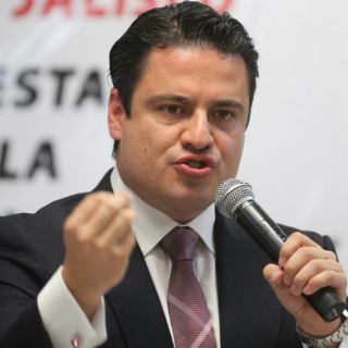 Además de cámaras, Aristóteles cuestiona compra de radios