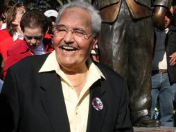 El actor mexicano Gaspar Henaine 'Capulina' pierde la vida a consecuencia de una úlcera gástrica.  /