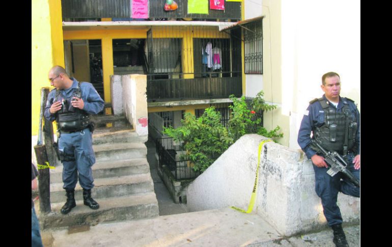 La Policía tapatía vigila el departamento donde ocurrió el ataque en Miravalle.  /