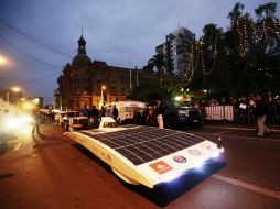 El vehículo del equipo Antakari de la Universidad de la Serena termina el recorrido de la primera etapa de la carrera. EFE  /