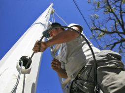 Un técnico instala cableado de una estación de monitoreo. De los mil 500 MDP para seguridad, 400 son para el Control de Videovigilancia  /