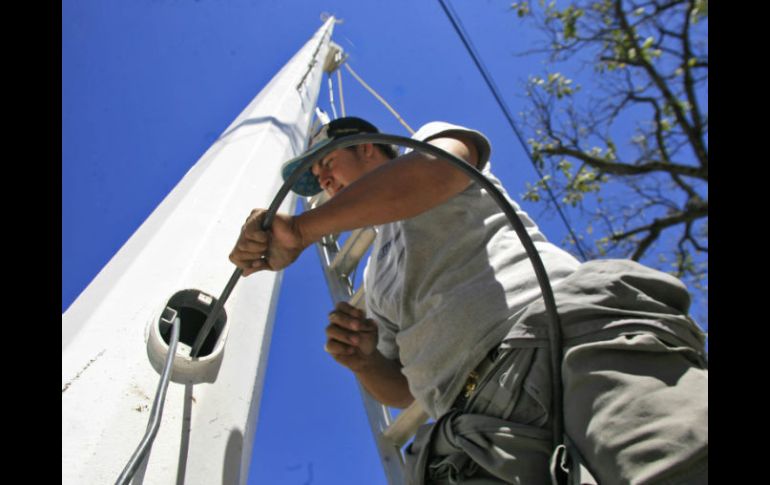 Un técnico instala cableado de una estación de monitoreo. De los mil 500 MDP para seguridad, 400 son para el Control de Videovigilancia  /