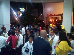 El incendio provocó una gran movilización en el centro comercial. FOTO TOMADA DE UN DISPOSITIVO MÓVIL  /