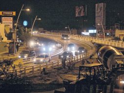 Desde anoche, los automóviles pueden circular por el puente.  /