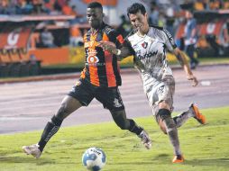 Daniel Arreola (der.), del Atlas, pelea un balón con Franco Arizala, de Jaguares. MEXSPORT  /