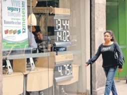 Durante la jornada cambiaria de este viernes el dólar en ventanilla superó los 14 pesos. NOTIMEX  /