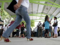 Los maestros de Acapulco durante una reunión en el edificio de la Coordinación de Servicios Educativos de Guerrero. AFP  /
