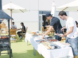 Ronaldo e Higuaín se sirven de los alimentos que les llevó su director técnico. EFE  /