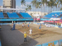 Aspecto de uno de los juegos de ayer en el Estadio Panamericano de Voleibol de Playa, ubicado en Puerto Vallarta.  /