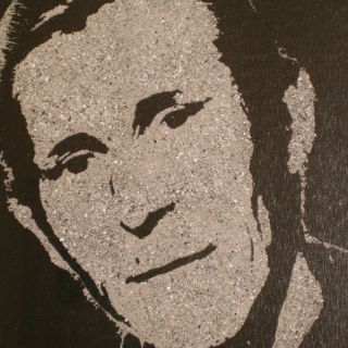 Retratan rostros de fallecidos con cenizas