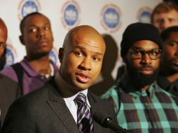 En conferencia de prensa, el basquetbolista Derek Fisher expone las peticiones de los jugadores. AFP  /
