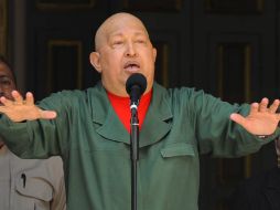 Hugo Chávez sigue recuperándose y espera seguir viviendo, para poder servir a su gente. AFP  /