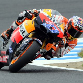 Stoner logra la pole en Japón