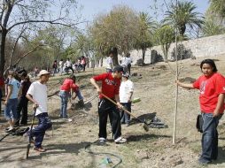 Varios ciudadanos barrían el exceso de hojas caídas de los árboles y basura que está en el suelo. ARCHIVO.  /