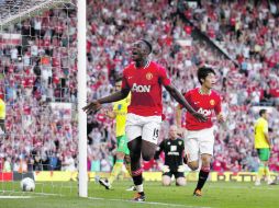 Danny Welbeck (19) celebra su anotación, la segunda del partido, luego de entrar de cambio por Javier Hernández. AP  /
