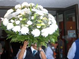 Varios arreglos florales empezaban a llegar al velorio del cómico Gaspar Henaine Pérez. NTX  /