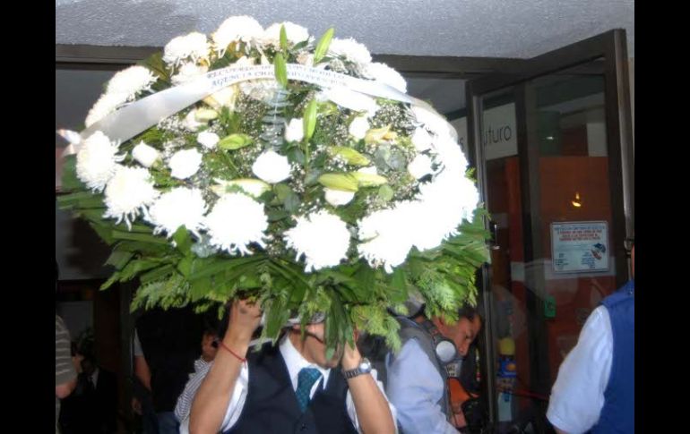 Varios arreglos florales empezaban a llegar al velorio del cómico Gaspar Henaine Pérez. NTX  /