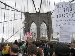Un grupo de manifestantes cruza el puente de Brooklyn. AP  /