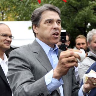 Rick Perry muestra actitud dura contra narcotráfico e inmigración