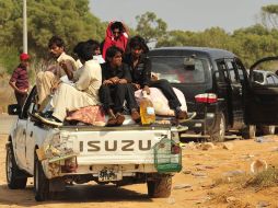 Una familia huye de Sirte debido a los combates. REUTERS  /