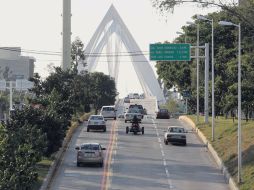 En Lázaro Cárdenas, el carril exclusivo (izq.), será utilizado únicamente por atletas y delegaciones durante los Juegos.  /