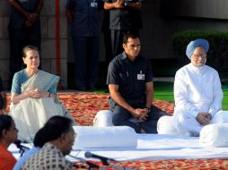 Los líderes guardaron un minuto de silencio y luego dejaron paso a otros visitantes. AFP  /