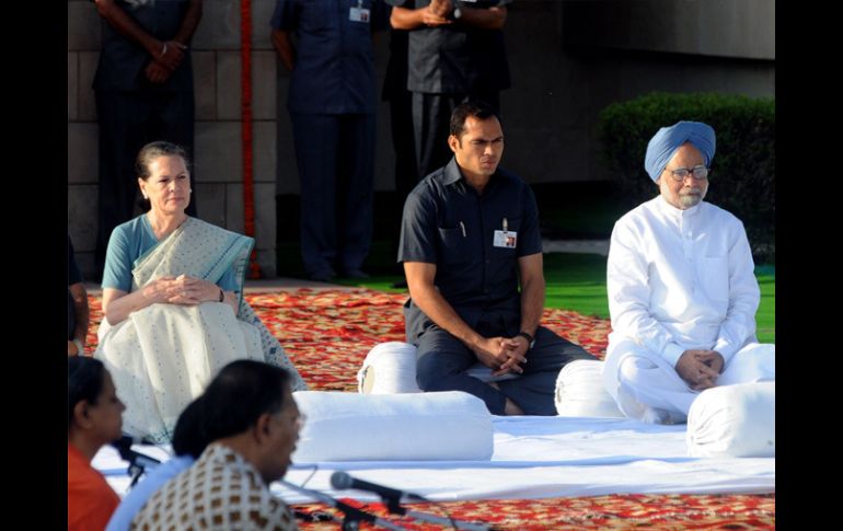 Los líderes guardaron un minuto de silencio y luego dejaron paso a otros visitantes. AFP  /