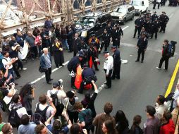 La policía arresta a un manifestante tras el intento de Ocupar la calle Muro. AP  /