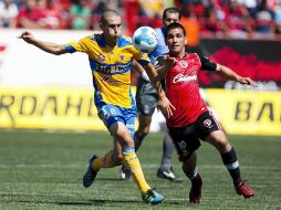 Jorge Torres Nilo de Tigres (I) y Raul Enriquez de Tijuana (D) peleán por el balón dentro del Estadio Caliente. MEXSPORT  /