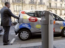Los usuarios tendrán que pagar 12 euros mensuales y luego  cinco euros por la primera media hora de uso del vehículo.AFP  /