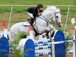 El joven jinete monta a 'Puertas Blue Dream' durante una competencia. ARCHIVO  /