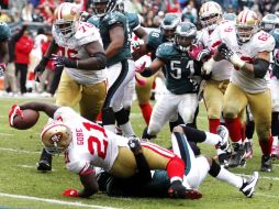 Frank Gore (21) sumó támbien 75 yardas por tierra. AP  /