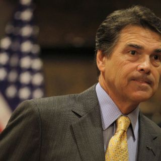 El gobernador de Texas se defiende por cargo de racismo