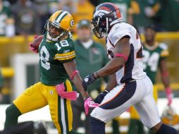 Randall Cobb de los Empacadores de Green Bay sostiene el balón. REUTERS  /