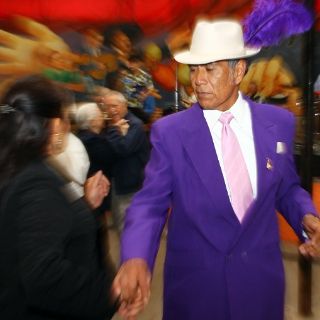 Bailan decenas de personas al ritmo de salsa, cha cha chá y sones