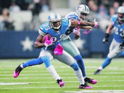 El esquinero de Detroit, Chris Houston, regresa un balón interceptado a Tony Romo hasta las diagonales. REUTERS  /