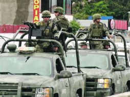 Militares patrullan el Puerto de Acapulco. Desde hoy pondrán especial atención en los alrededores de los planteles. EL UNIVERSAL  /