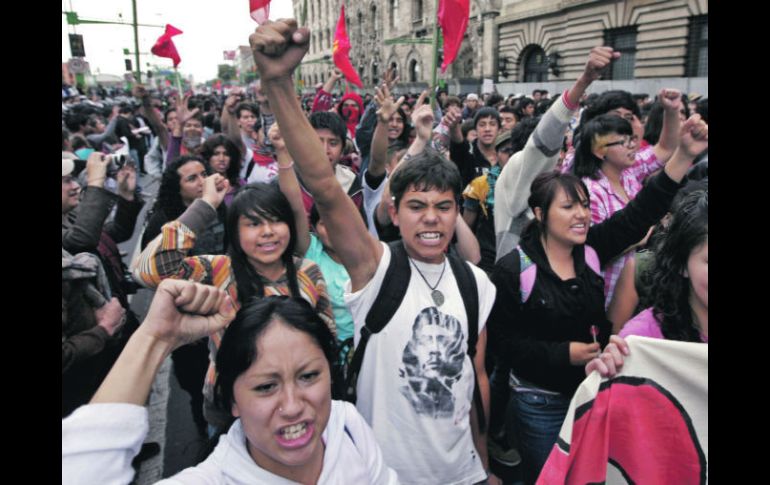 Más de dos mil personas marchan por las calles del Centro Histórico para conmemorar la matanza de estudiantes en Tlatelolco. AP  /