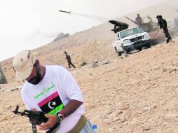 Combatientes del Consejo Nacional de Transición libio disparan un misil en  contra de tropas leales a Gadhafi en Bani Walid. AFP  /