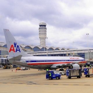 Acciones American Airlines se desploman 32 por ciento