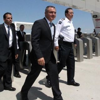 García Luna visita centro de videovigilancia para Panamericanos