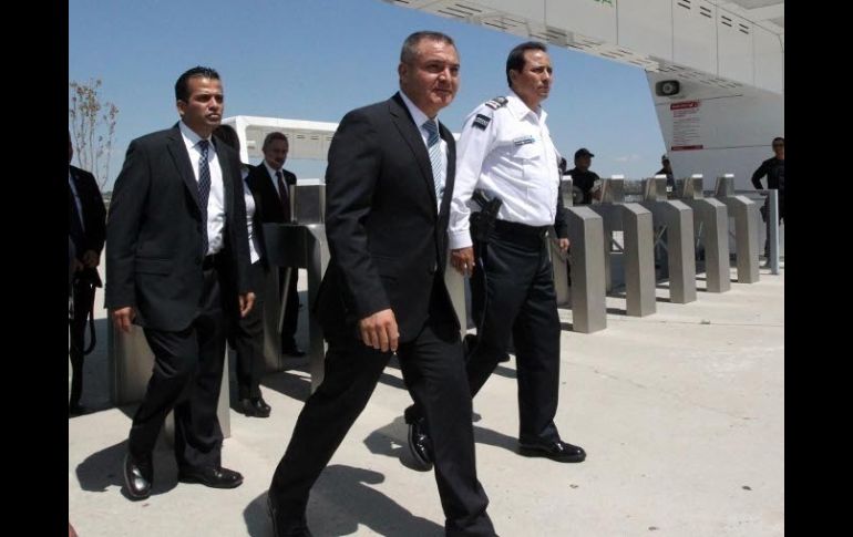 El secretario de Seguridad Pública Federal, Genaro García Luna (centro), asistió hoy al centro de operaciones en Expo Guadalajara.  /