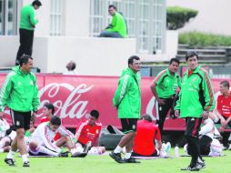 Eduardo de la Torre, Luis Fernando Tena, “Chepo” de la Torre y Salvador Reyes dialogan durante la práctica de la Selección Sub-22. NTX  /