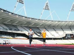 El presidente del Comité Organizador de Londres 2012, Sebastian Coe, y la atleta Hannah England prueban la pista. REUTERS  /