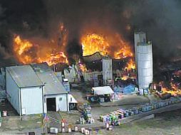 El incendio consumió gran parte de las instalaciones de Magnablend Inc. en el Estado de Texas. REUTERS  /