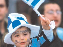 Un niño de la fanaticada de futbol uruguaya, deporte que le ha dado al país algunas de sus más recientes glorias. MEXSPORT  /