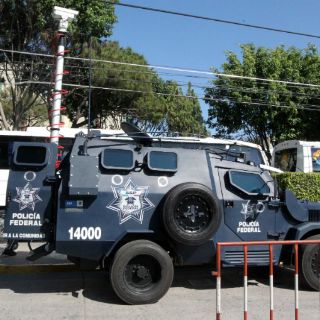 Patrulla de federales choca contra transporte público