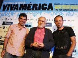 De izquierda a derecha, protagonista, director y productor de Las razones del corazón, inauguran el Festival VivAmérica 2011. EFE  /