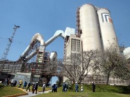 En la fotografía, una de las fábricas de la cementera Cemex. ARCHIVO  /