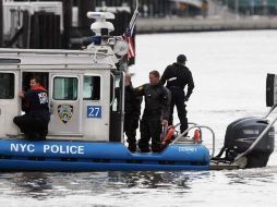 La policía de Nueva York busca en el río los restos del helicóptero. AFP  /